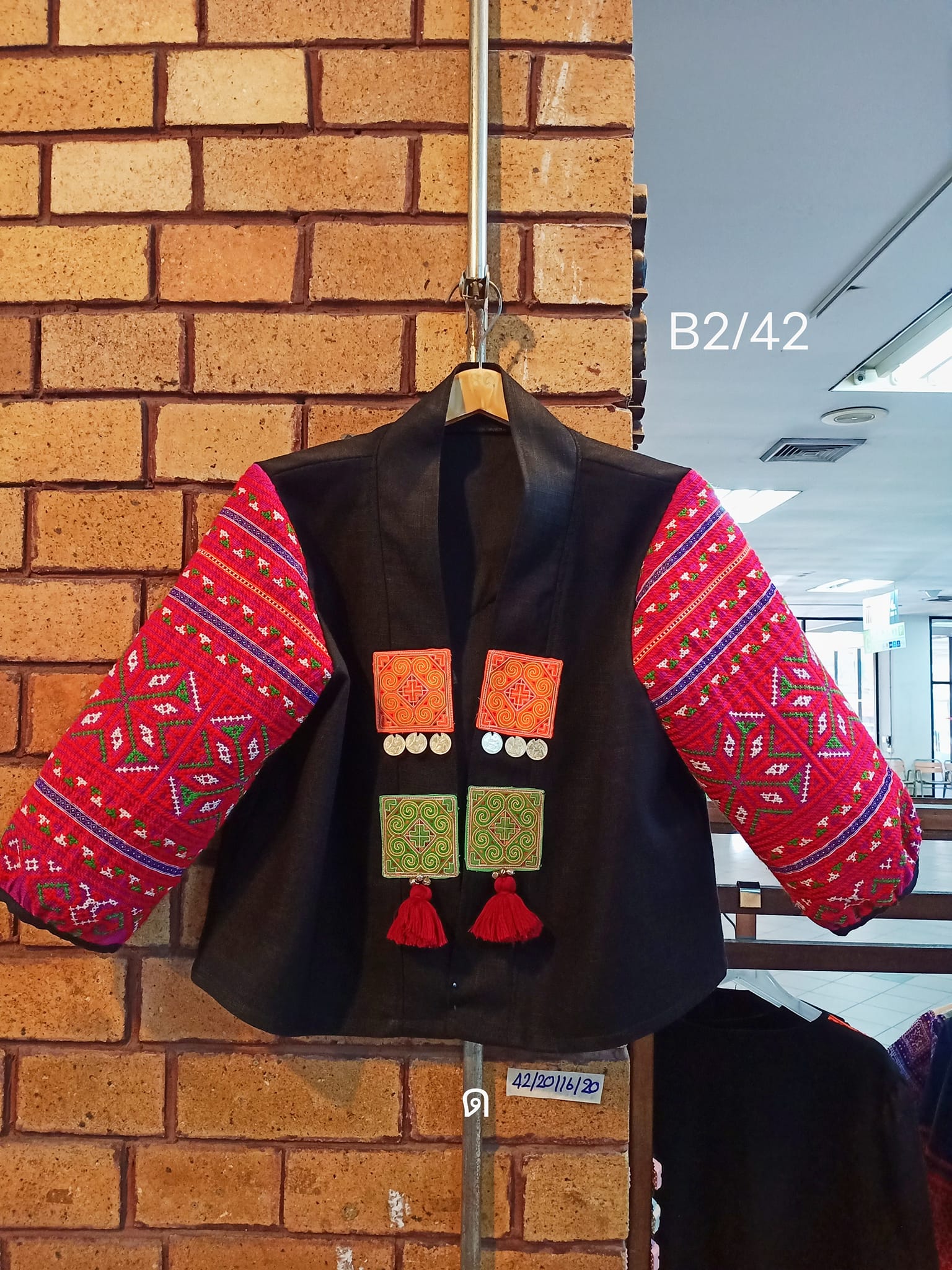 👘เสื้อคลุมใยกัญชง โทนดำ... - ผ้าไทย By Design | Facebook
