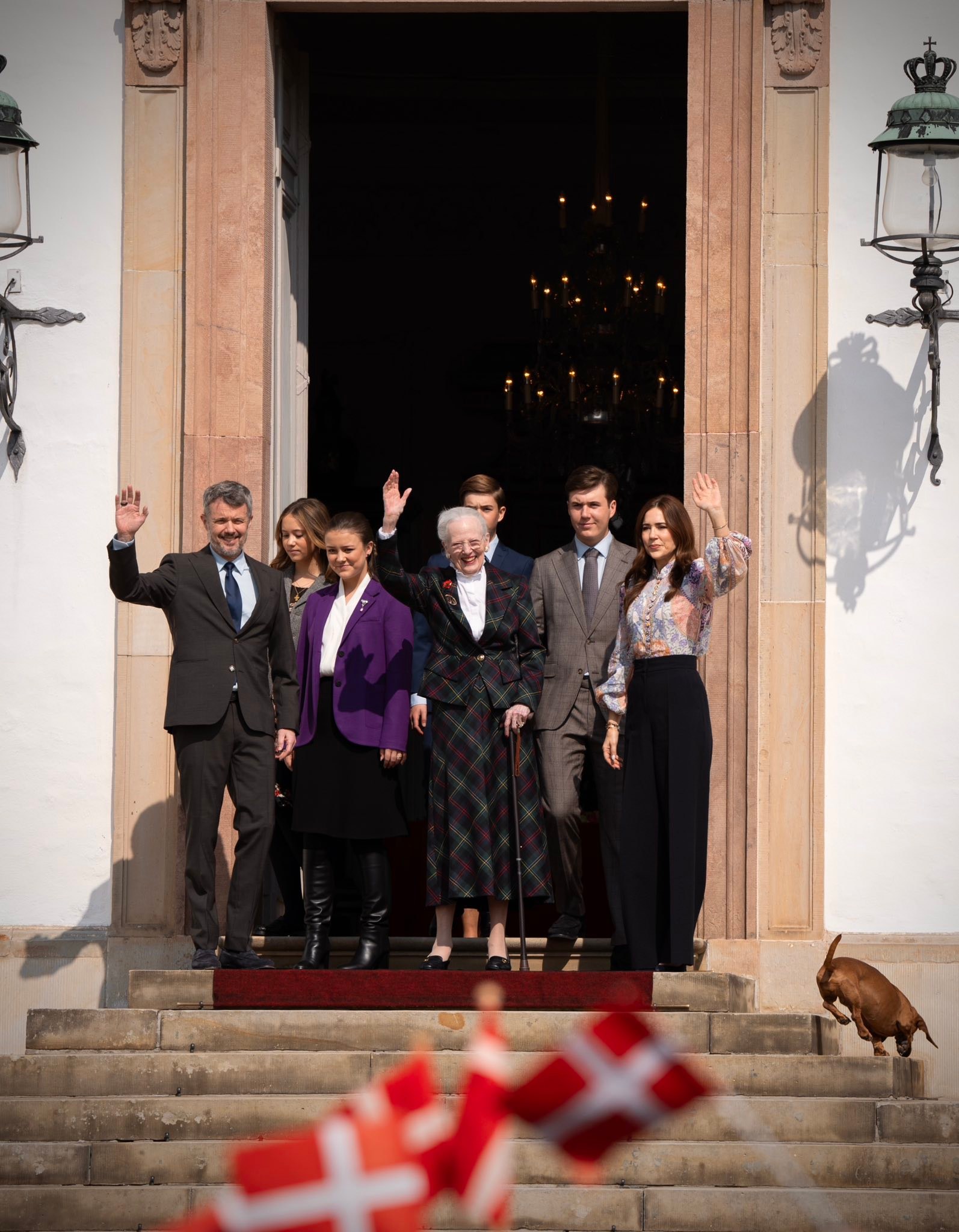 det-da-klokken-slog-12-00-tr-dte-dagens-f-dselar-hendes-majest-t