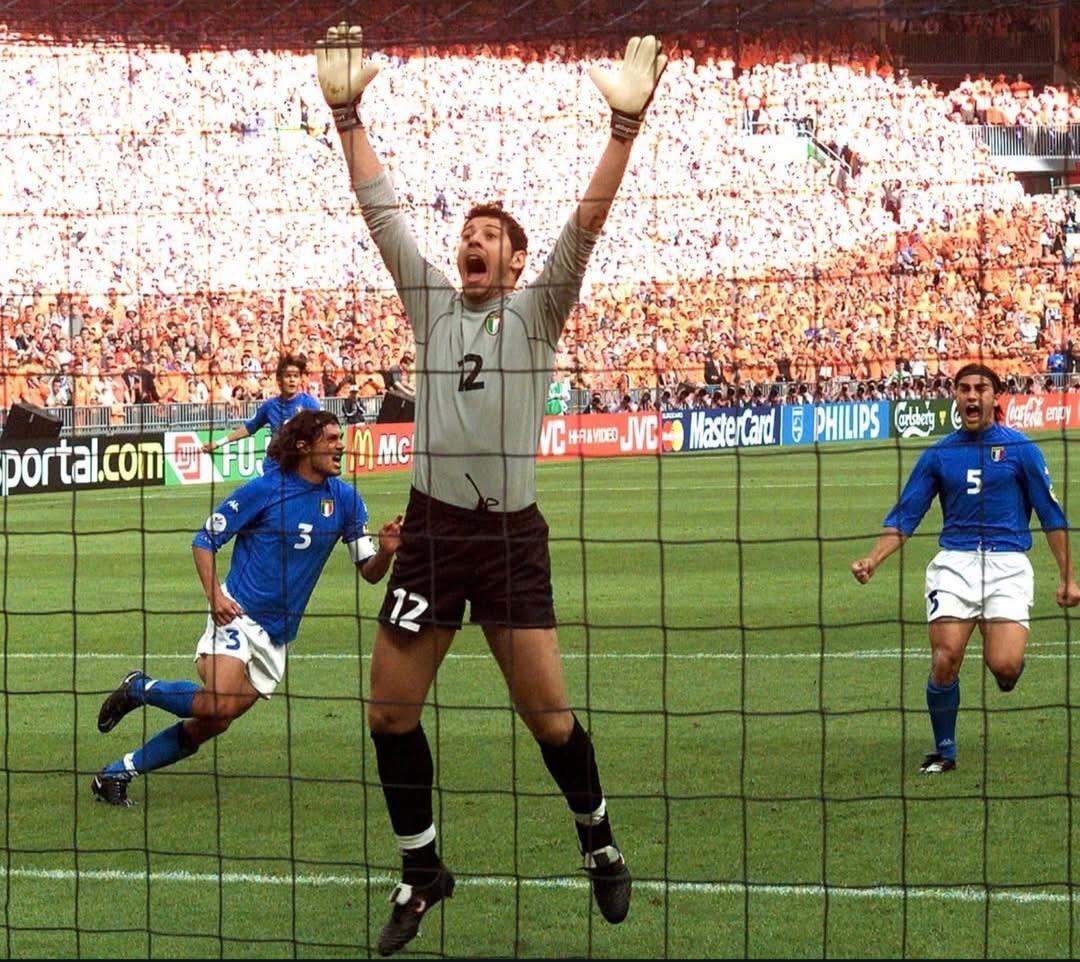 Francesco Toldo Iconic moment at semi final Euro 2000 Italia