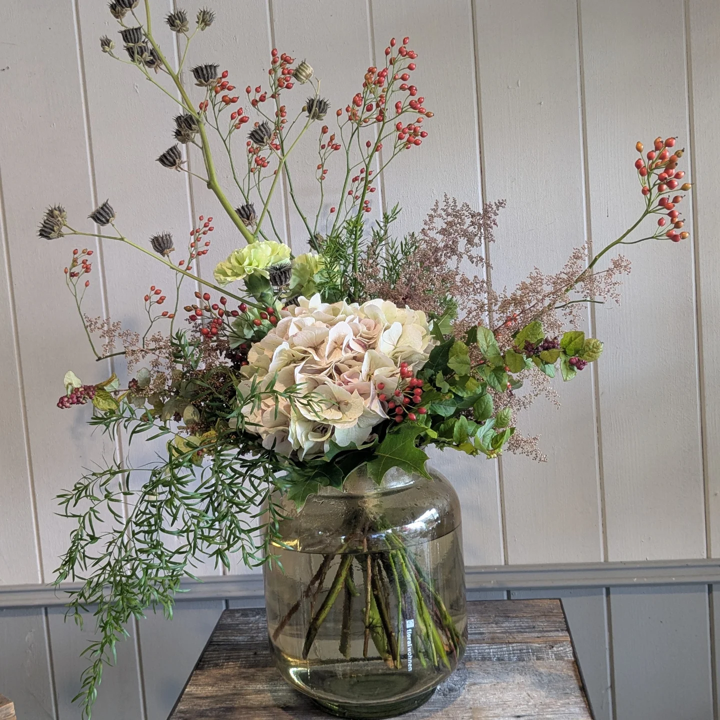 Natürlicher wilder Herbststrauß mit Hortensie und Mini-Hagebutten. #naturstrauß #hortensien #herbstzeit #floralwohnen #floristik #blumenerfweiler