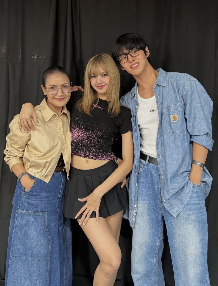 LISA with her mom and Hongseok at BLACKPINK's “DEADLINE World Tour
