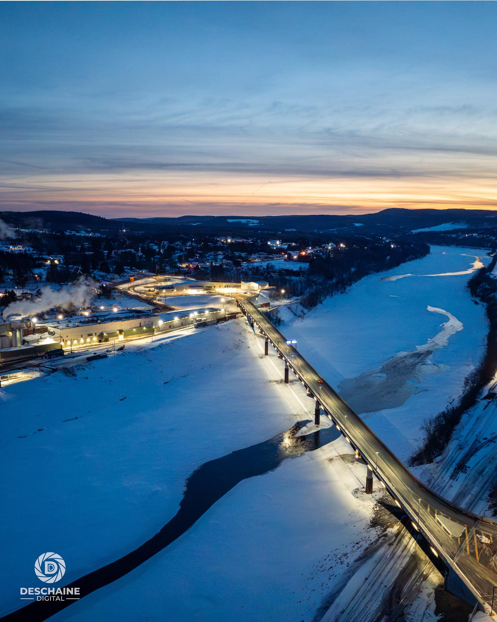 A single car crosses the Madawaska / Edmundston International