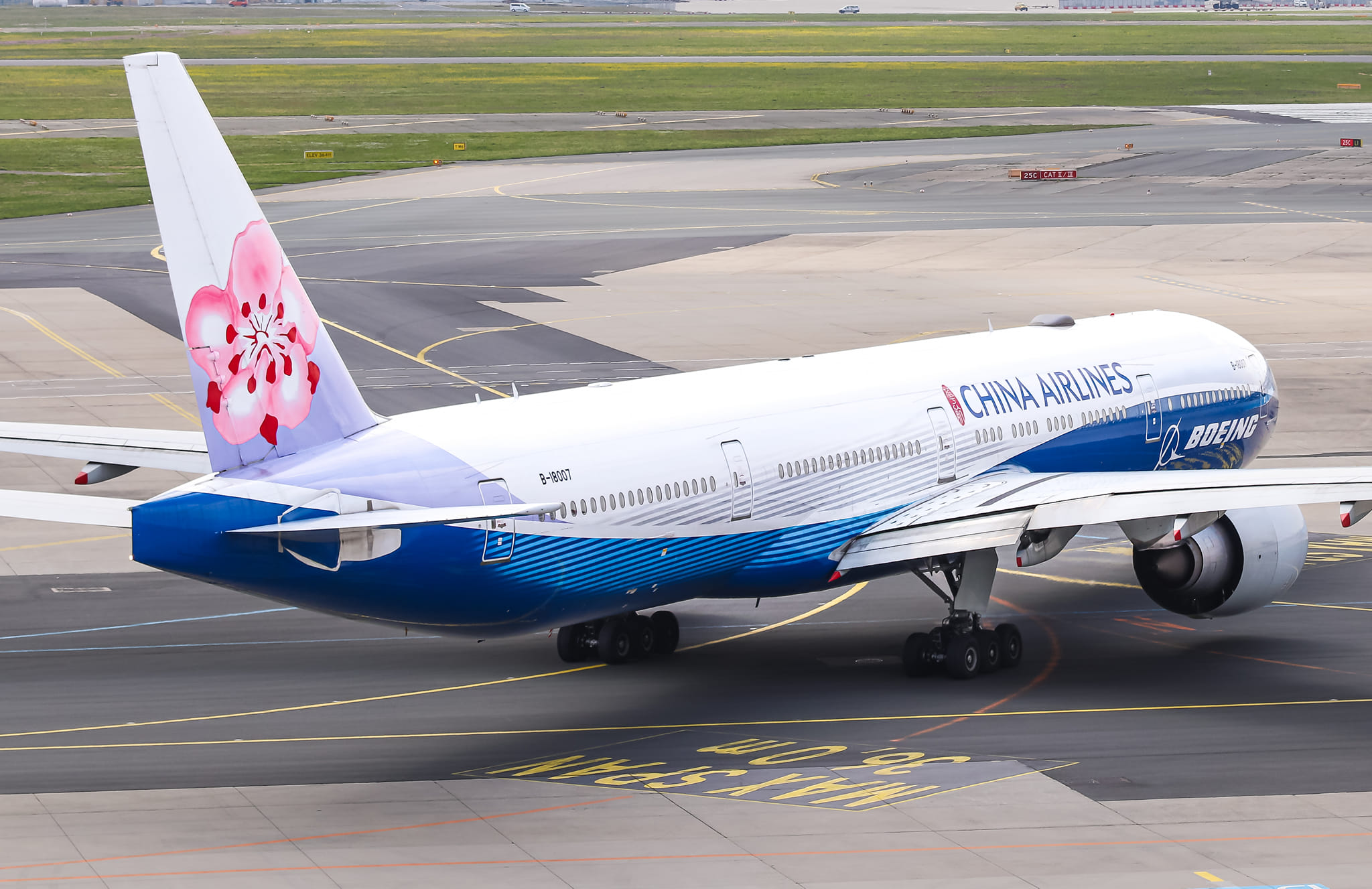 China Airlines 🇹🇼🌸 Boeing 777-300ER ✈️ B-18007 with the
