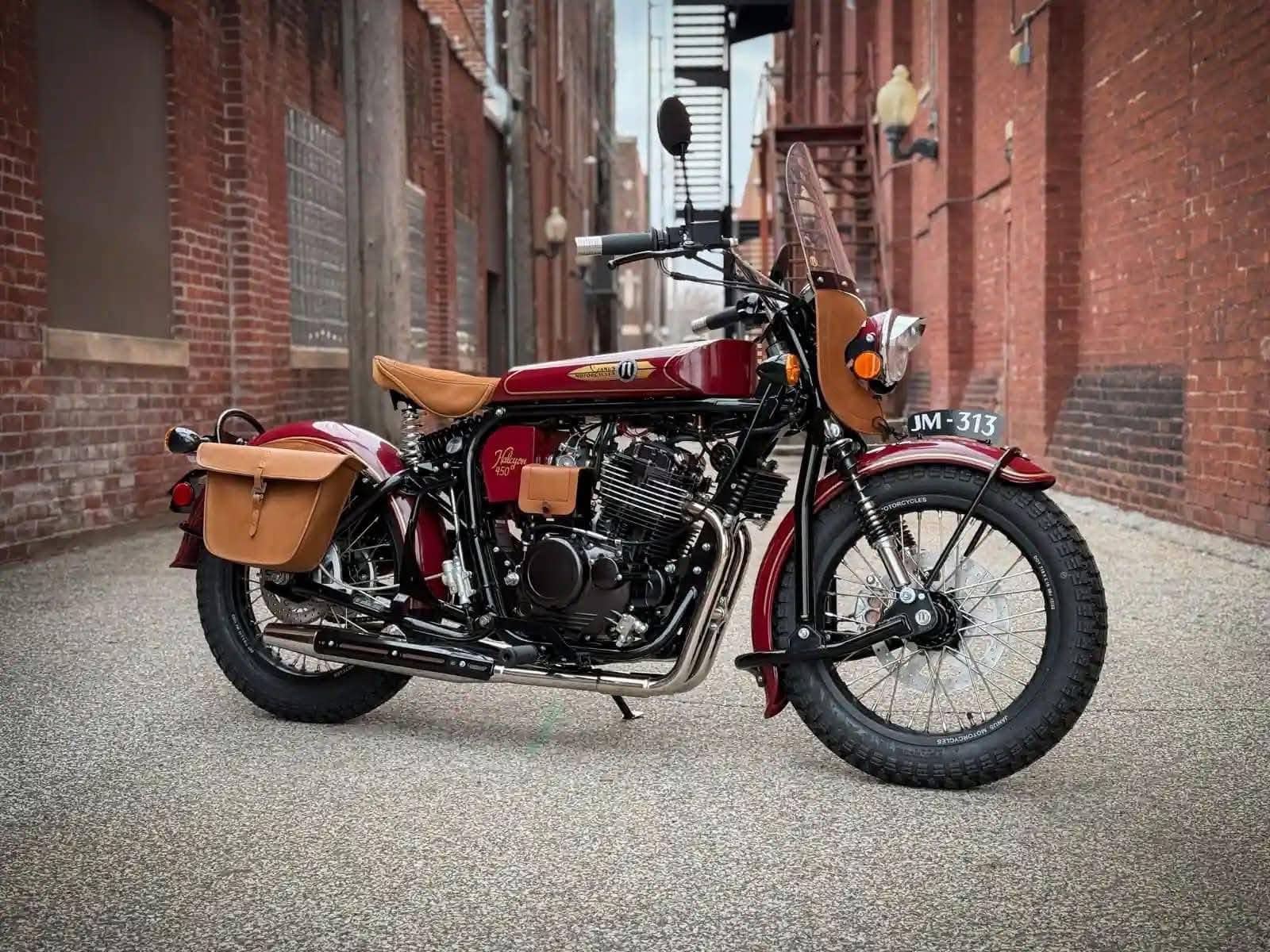 煉瓦倉庫とMOTO》 バイクのフォルムが美しい。