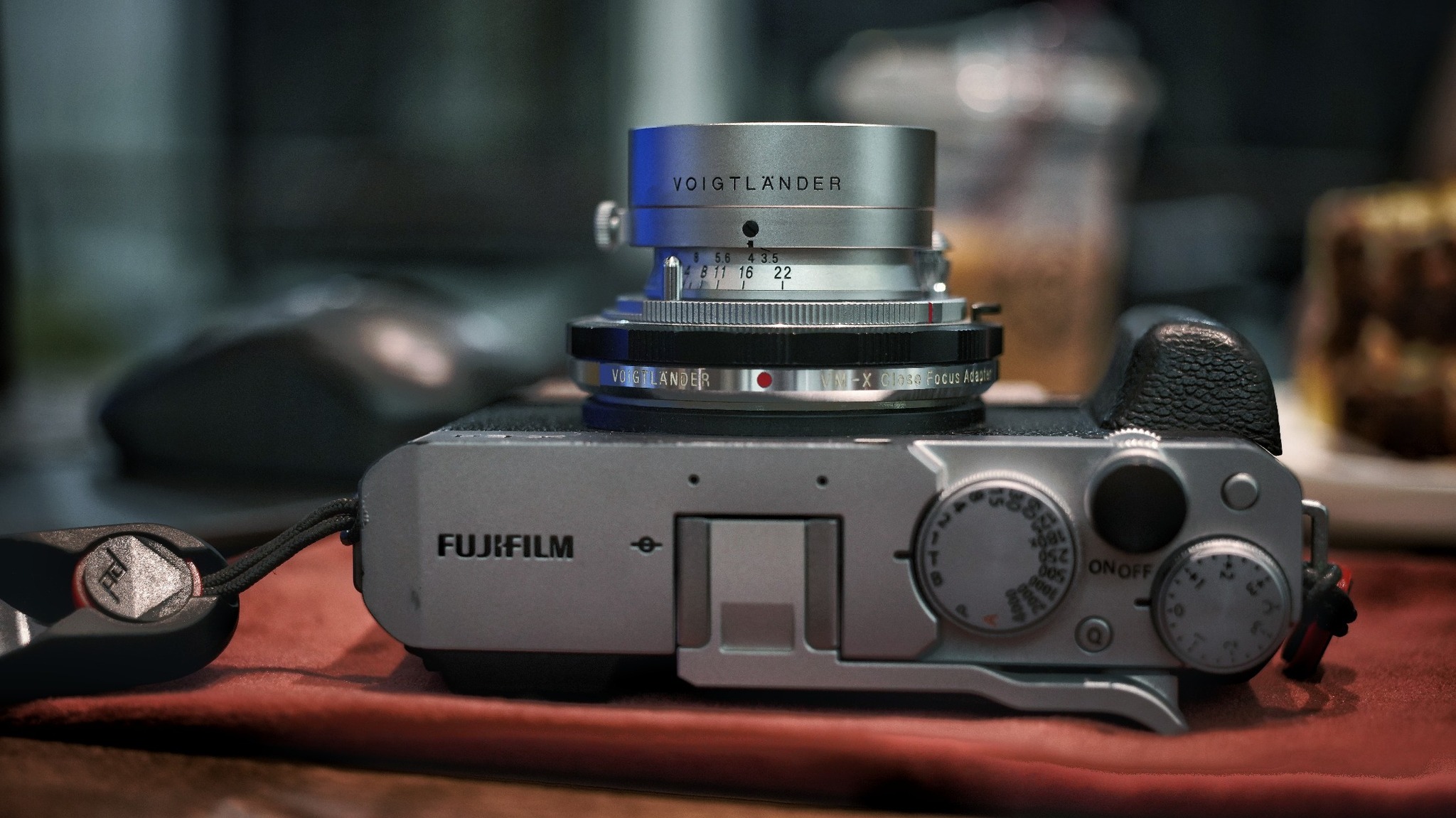 The new 35mm f3.5 Color Skopar VM, a pancake size lens in Silver