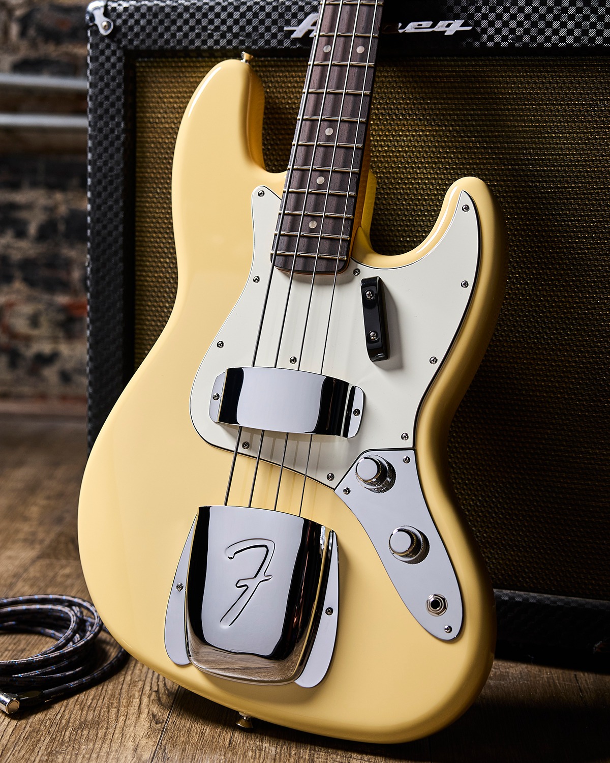 Laura Lee with signature SX Bass 💛🧡 . #lauralee #khruangbin #sxbass