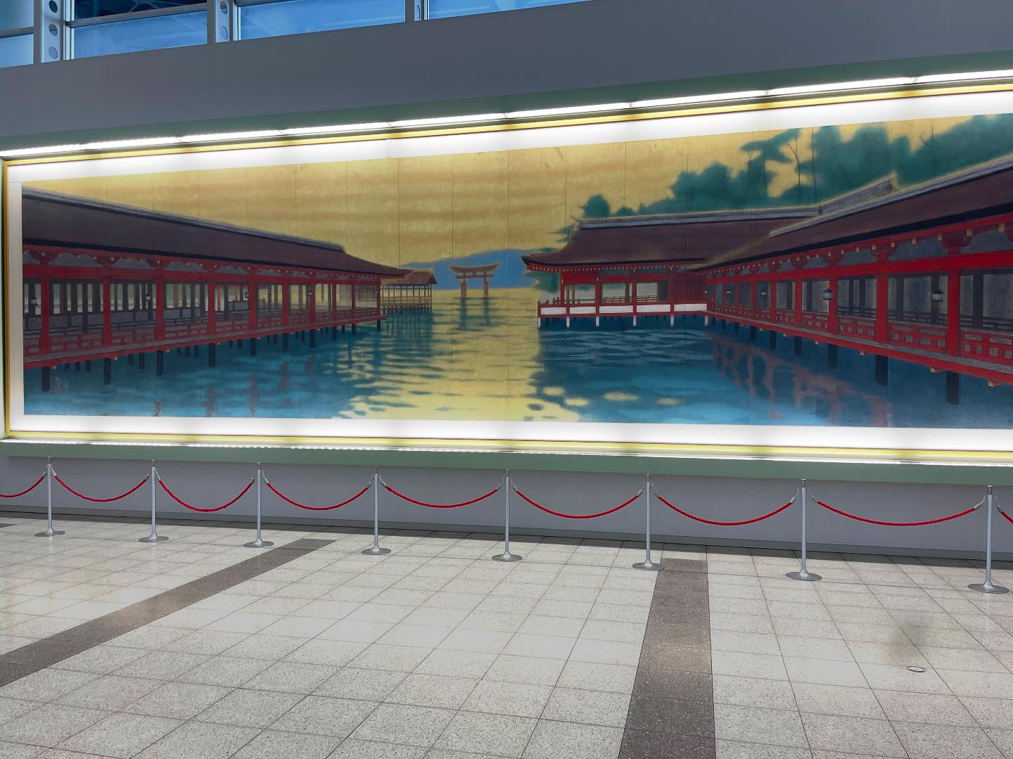 広島空港にある平山郁夫『厳島神社』の陶板壁画を見る。 広島へ来られ