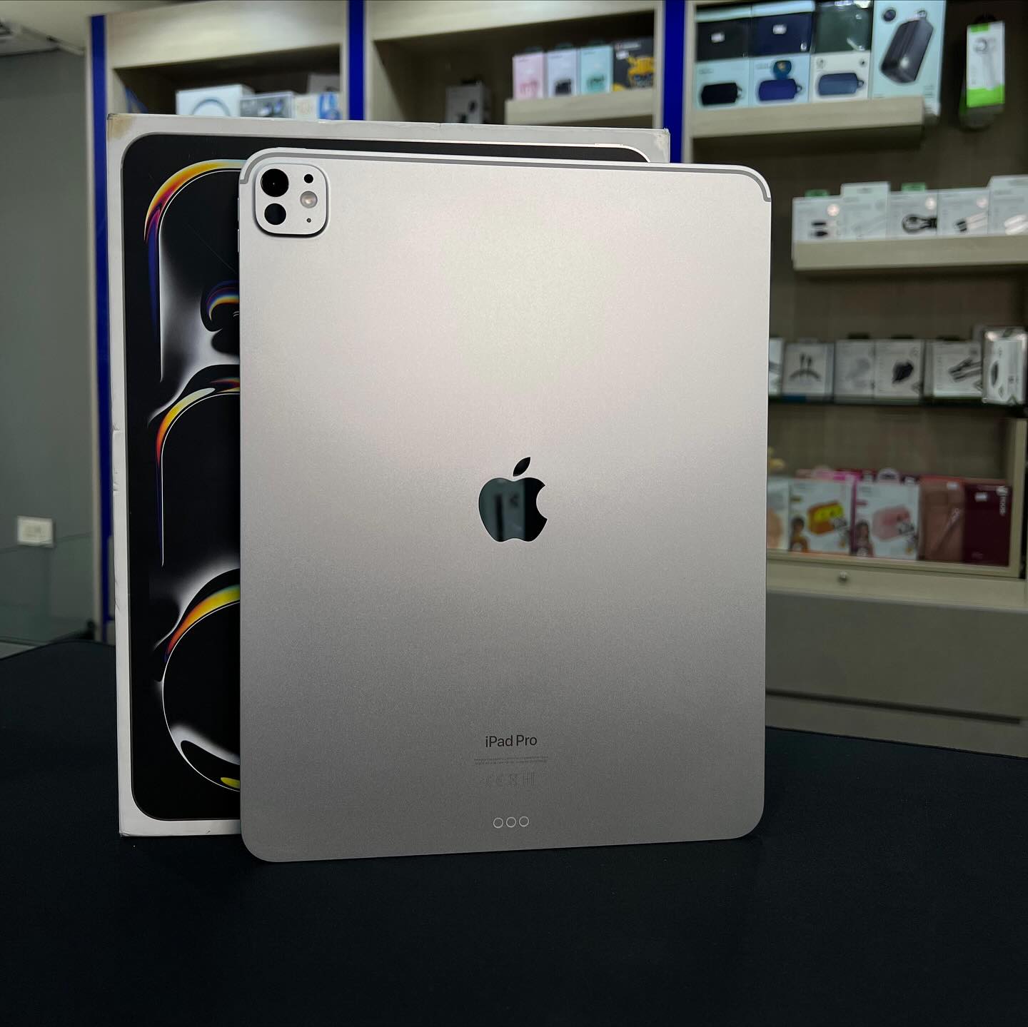 Used iPad Pro 13 Inch M4 256GB like new: - M4 Chip, 13 inch - ⁠100