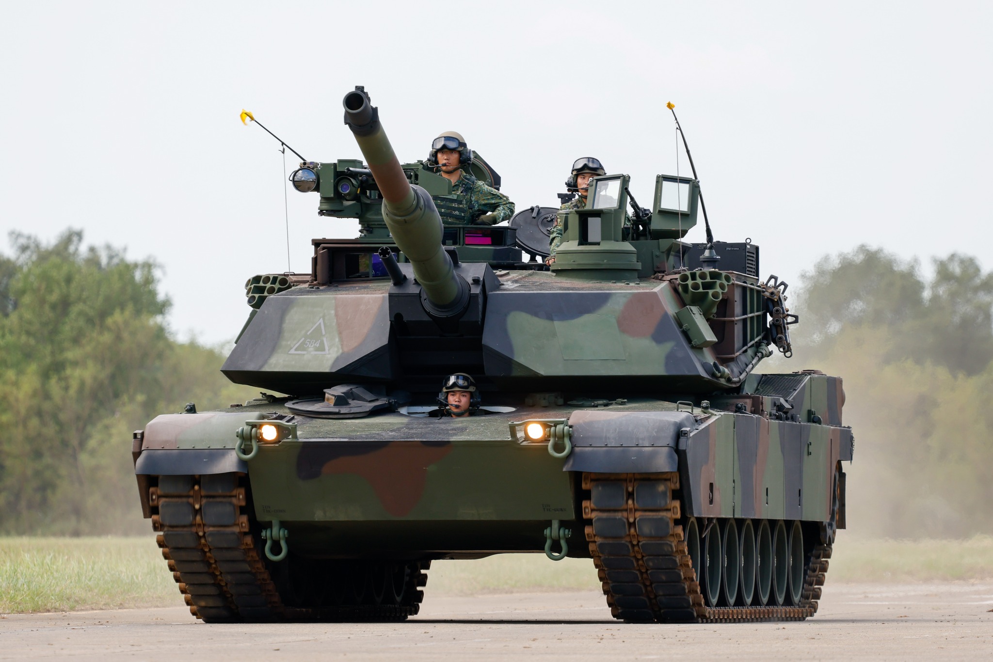 Mizzima - Taiwanese soldiers maneuver aboard a USA- made M1A2T ABRAMS ...