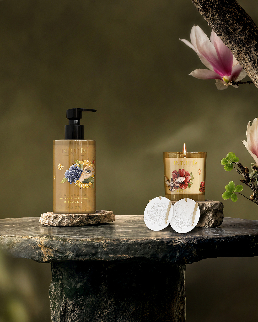Dein Badezimmer hat nur das Beste verdient ☎️ Es wartet schon auf die Highlights aus unserer Limited Edition Intuitia 😍 Verwöhne deine Sinne mit unserer Duftkerze und der Peeling-Handseife mit dem w
