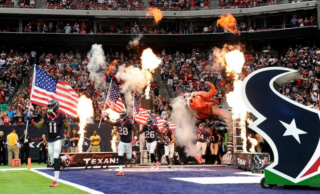 NFL - ヒューストン・テキサンズの入場シーン【AP Photo/George Bridges】