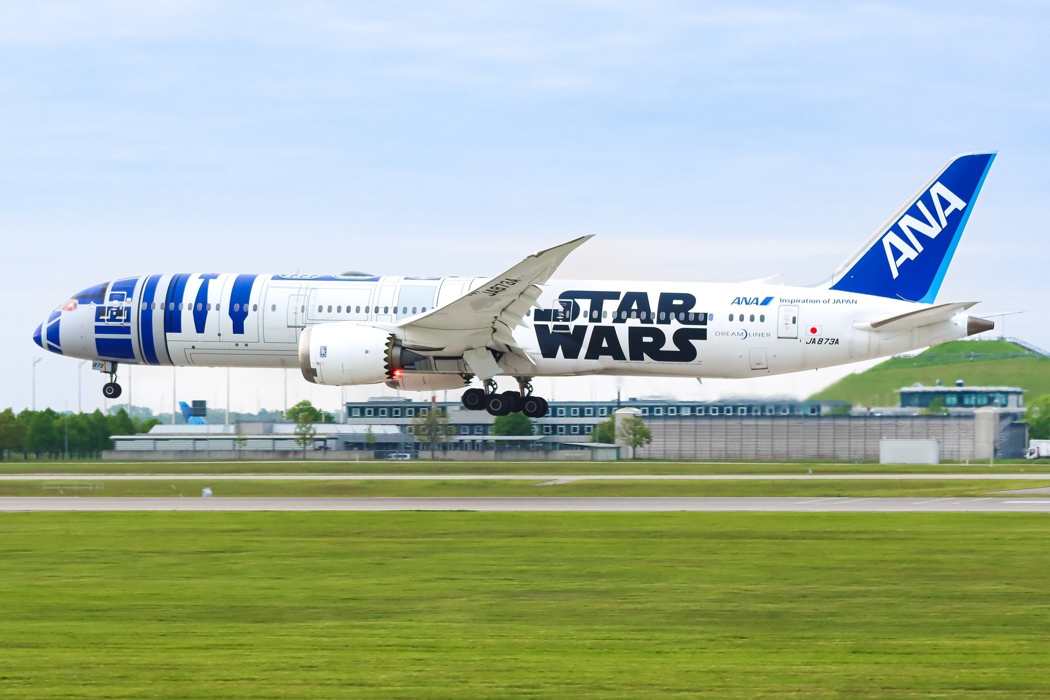 Star Wars R2-D2 Livery 😍 ✈️: ANA (All Nippon Airways) - Boeing