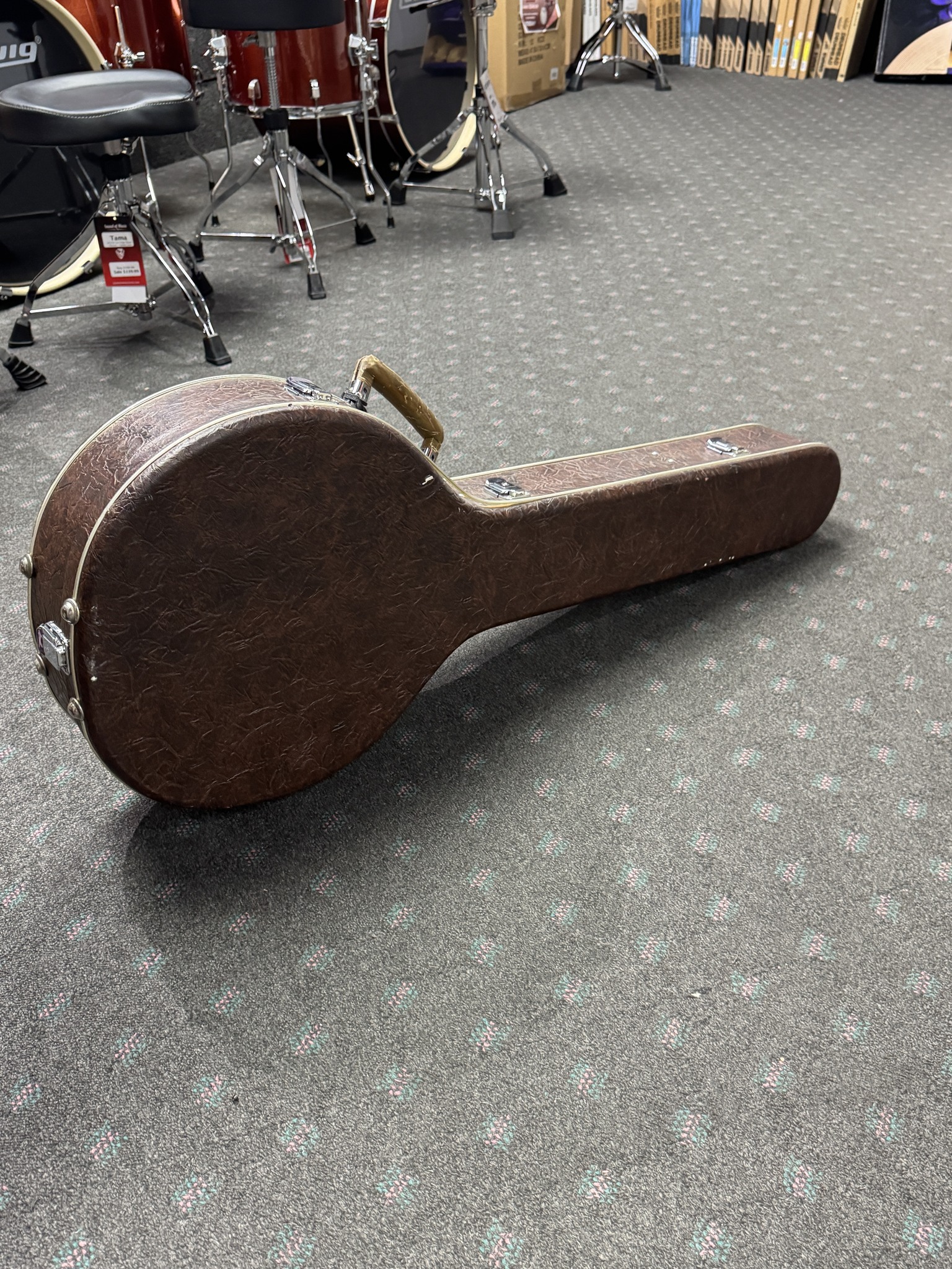 What is the identity of this Kasuga Deluxe Banjo from the 1970s