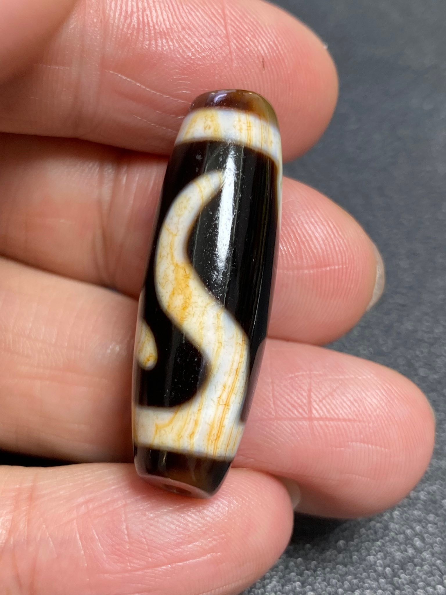 天珠 如意鈎天珠 朱砂如意金钱勾天珠，结缘价💰80 尺寸36.3✖️12mm 如意勾天珠（通常指