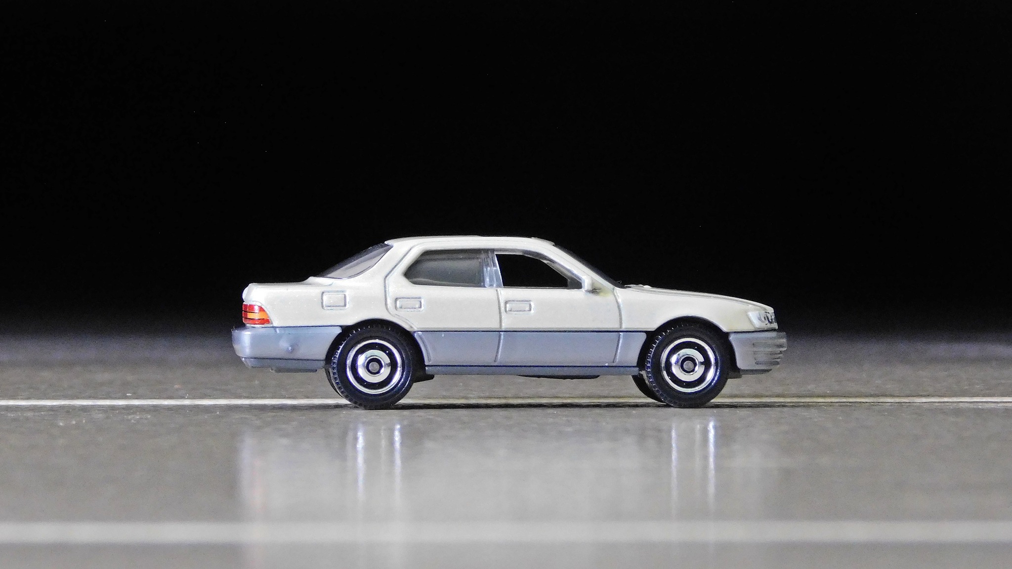 Tomica 1/64 scale 1998 Lexus LS400 diecast model