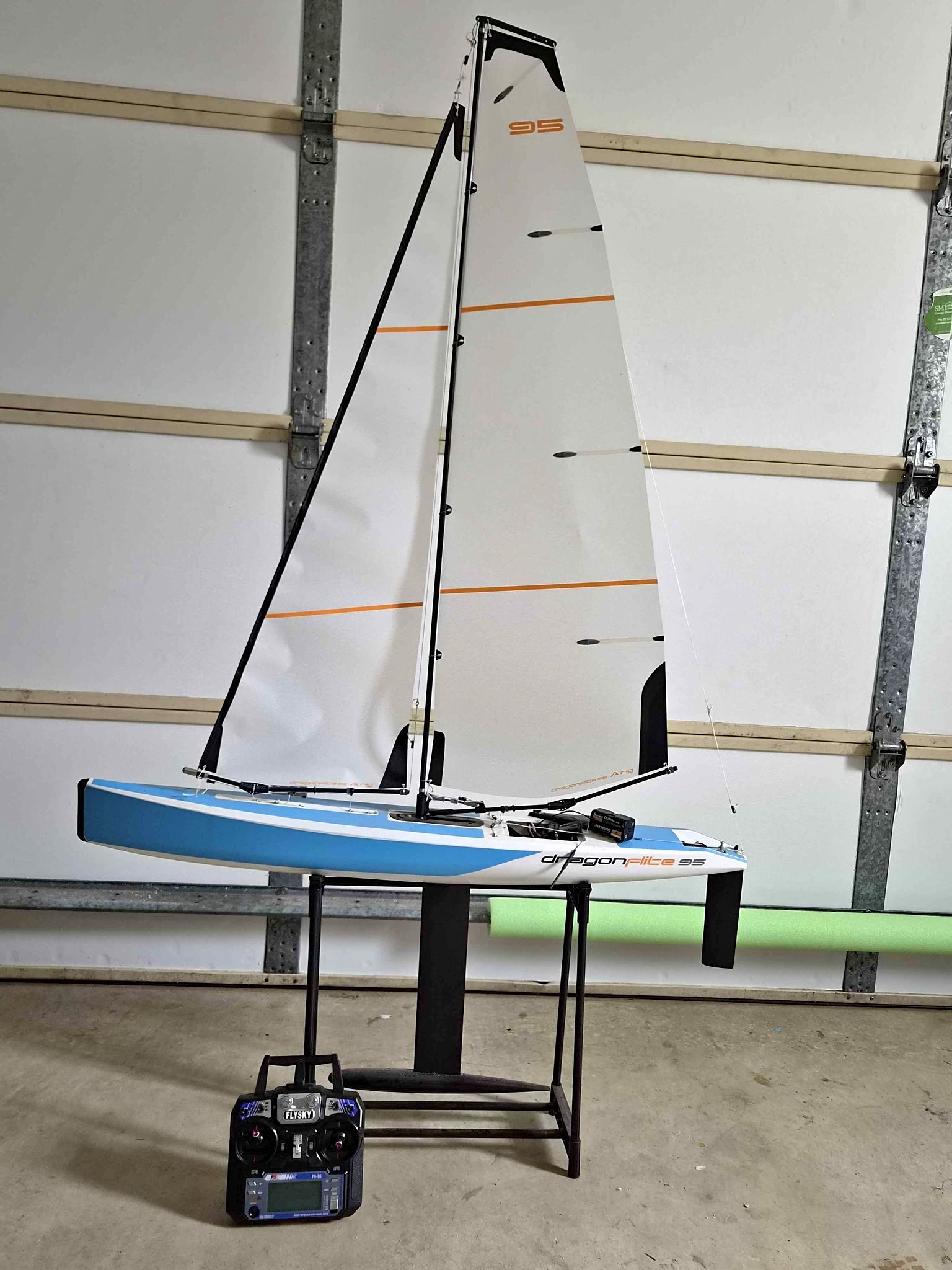 Voilier Dragonflite 95 avec radio 6 voies