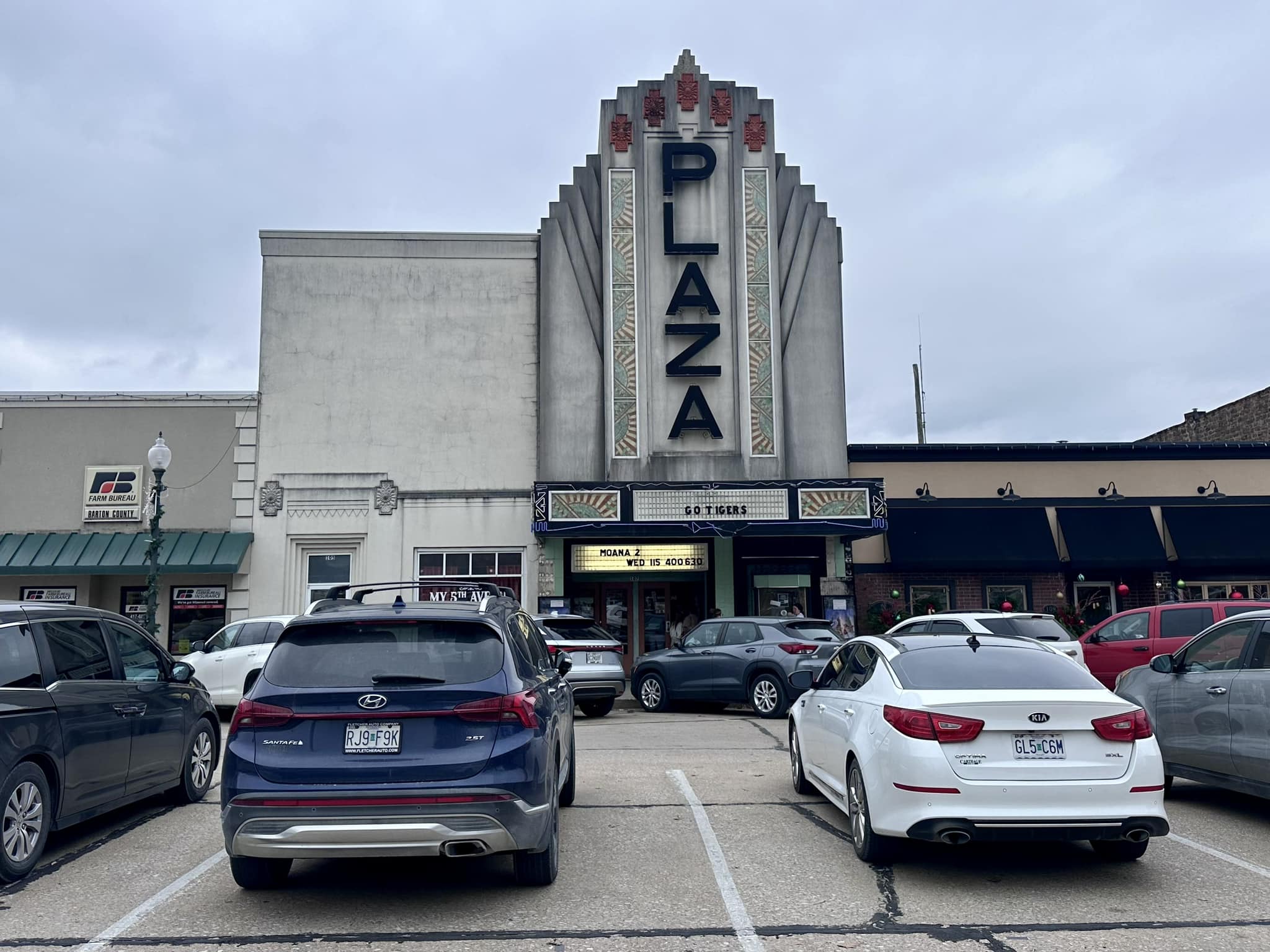 Is vintage movie theater at Lake of the Ozarks still open?