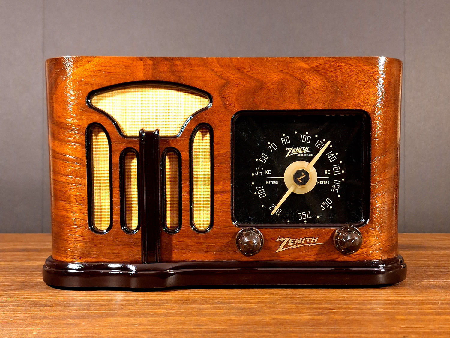 Zenith model 6d525 tabletop radio from 1941