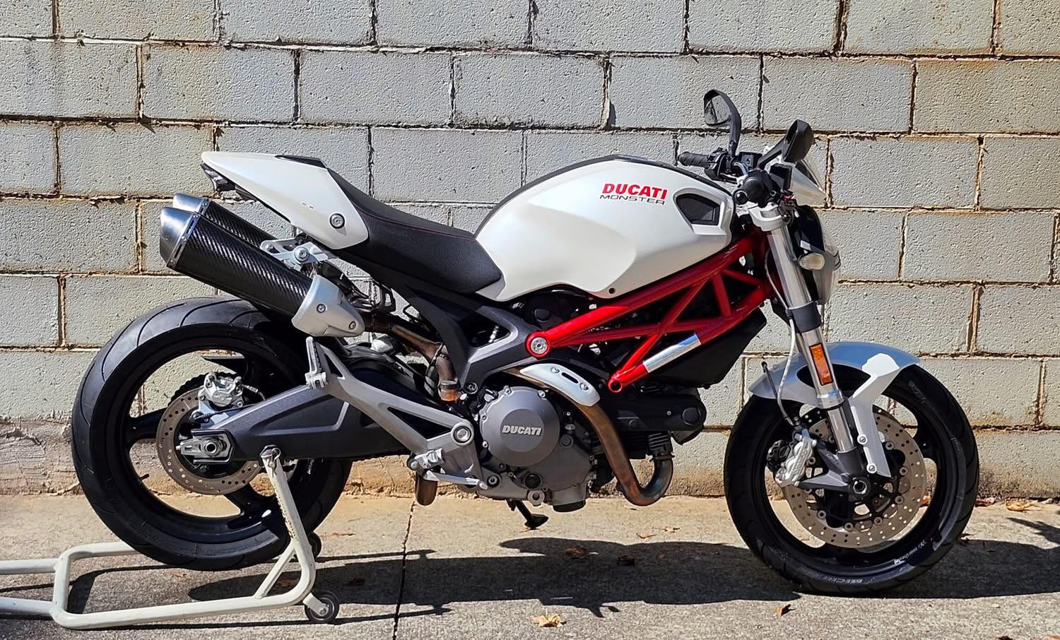 Ducati Monster 696. ? Ducati Monster 696 ( FB )
