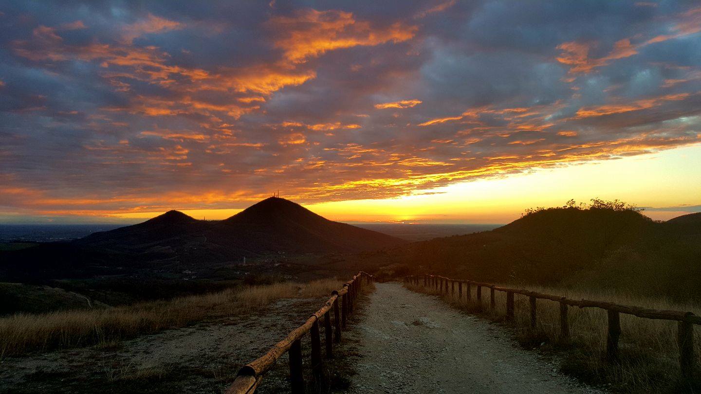 colli-euganei-spettacolare-tramonto-sul-mottolone-grazie-a-ilary