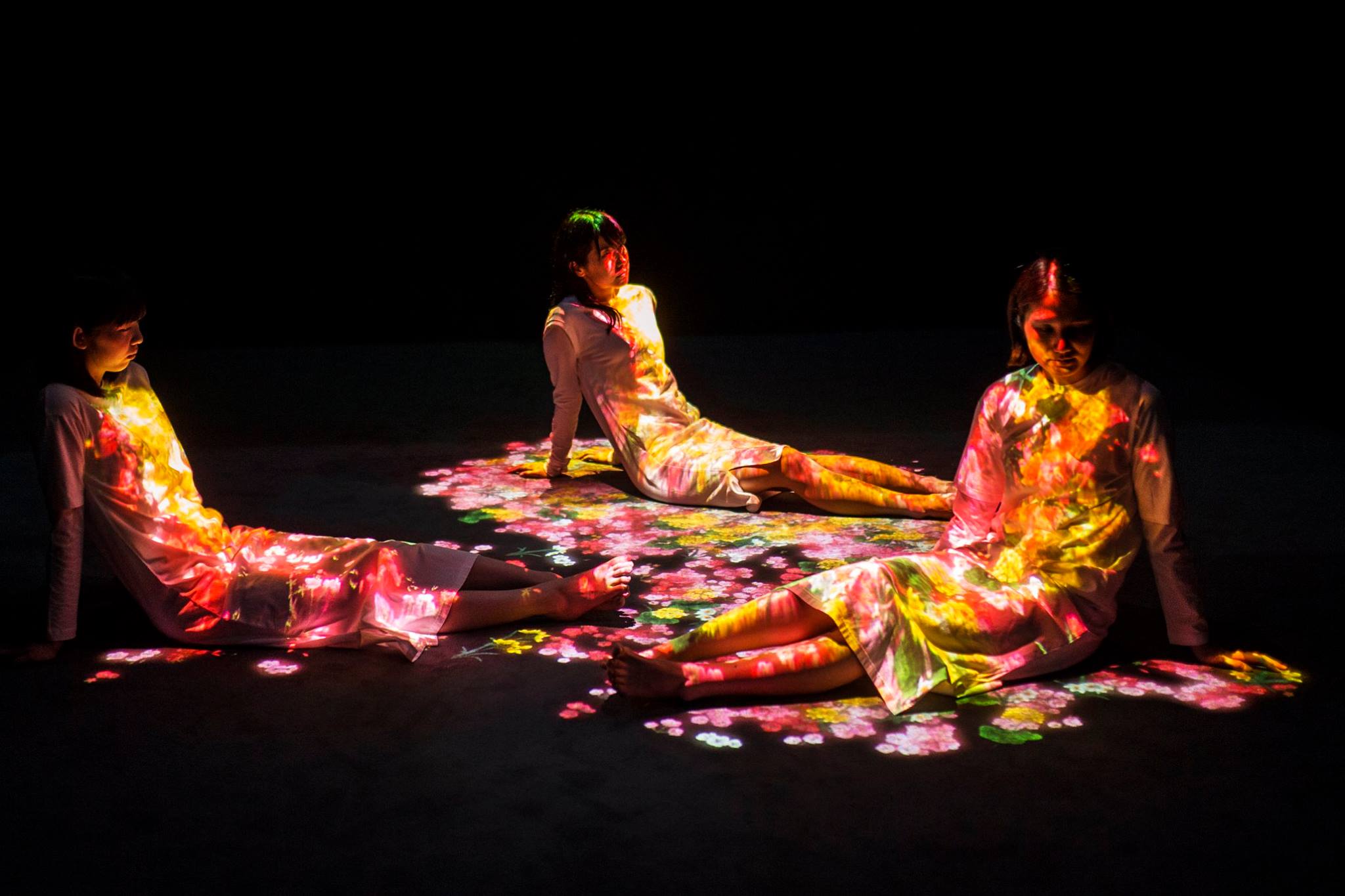 teamLab / チームラボ - Flowers Bloom on People 人に咲く花 teamLab: Transcending ...