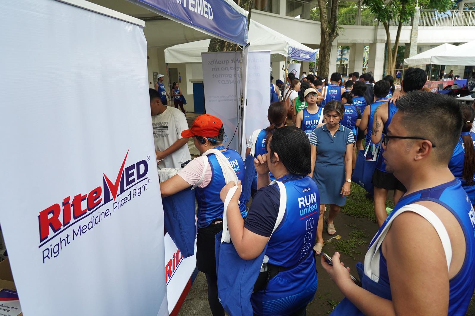 MANILA - Racers lined up at sponsor booths to receive gifts and ...