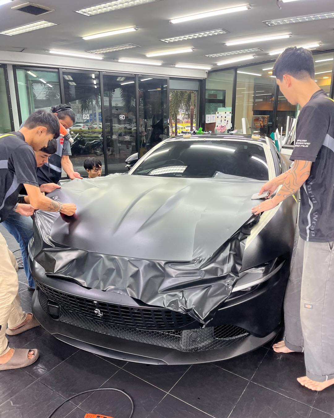 World WraP - Ferrari Roma หุ้มฟิล์มเปลี่ยนสีดำ Forst Black... | Facebook