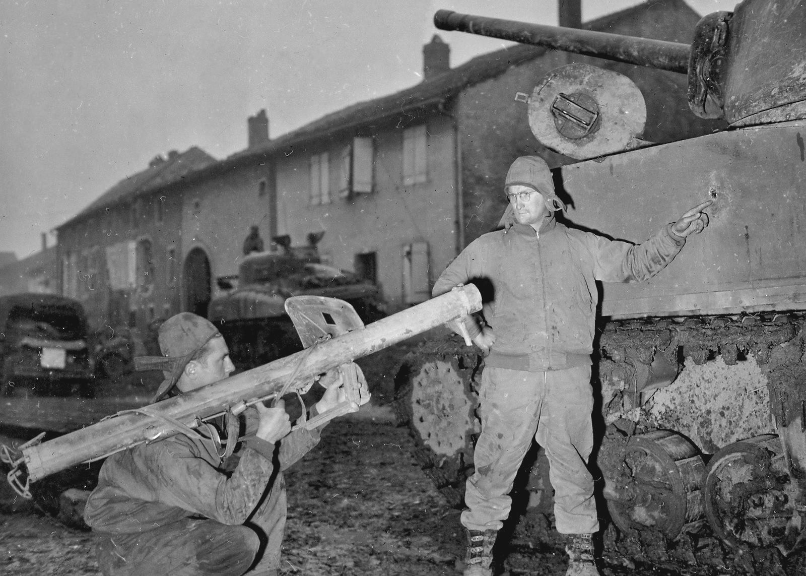 TankHistoria - American soldiers from the 712th Tank Battalion display ...
