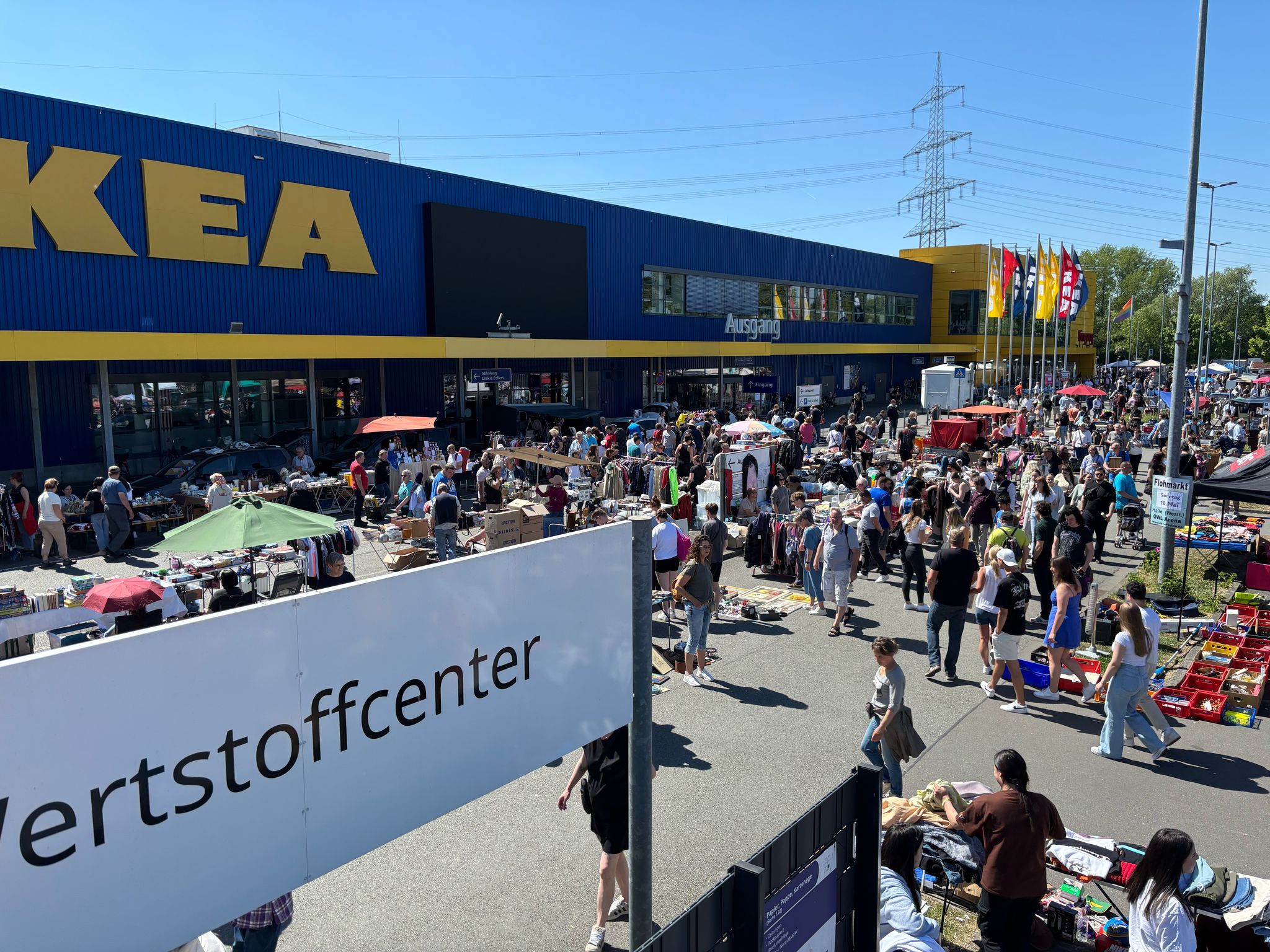 Jetzt gerade! Unser erster Sonntag diesen Jahres in Osnabrück auf dem IKEA Parkplatz. Und wir sind komplett voll! Das Wetter ist wunderbar, also Ideale Voraussetzungen für einen kleinen Ausflug zum Muttertag. 💖☀️ #