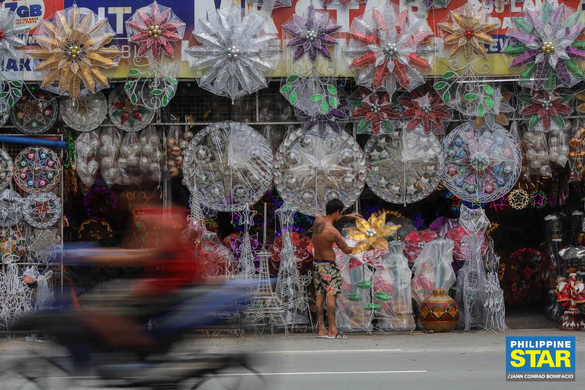 Philippine - Vendors and makers of Christmas lantern or 