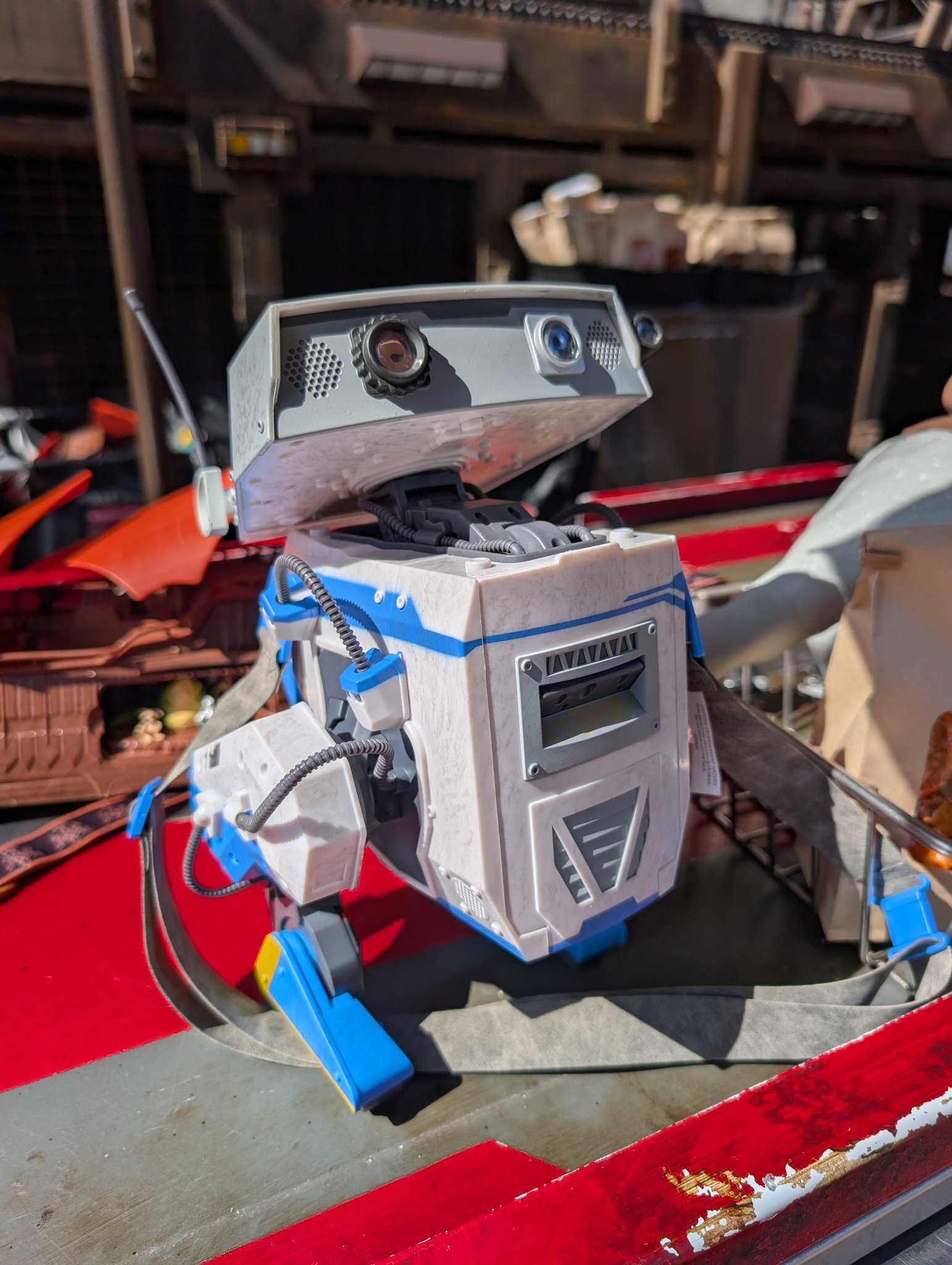 🤖 The BDX Droid popcorn bucket is now available in Galaxy's Edge