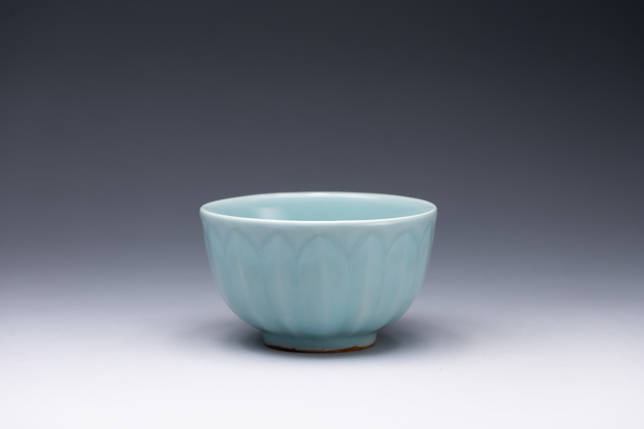 1. 三彩貼花壷 唐時代 高13.0 径22.0cm 2. 砧青磁蓮弁文茶碗 了々斉