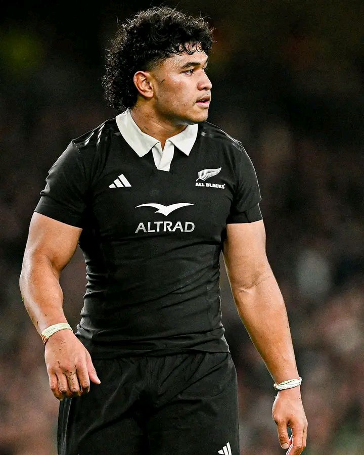 Bilaso - All Black loose forward Wallace Sititi has re-signed with NZ ...