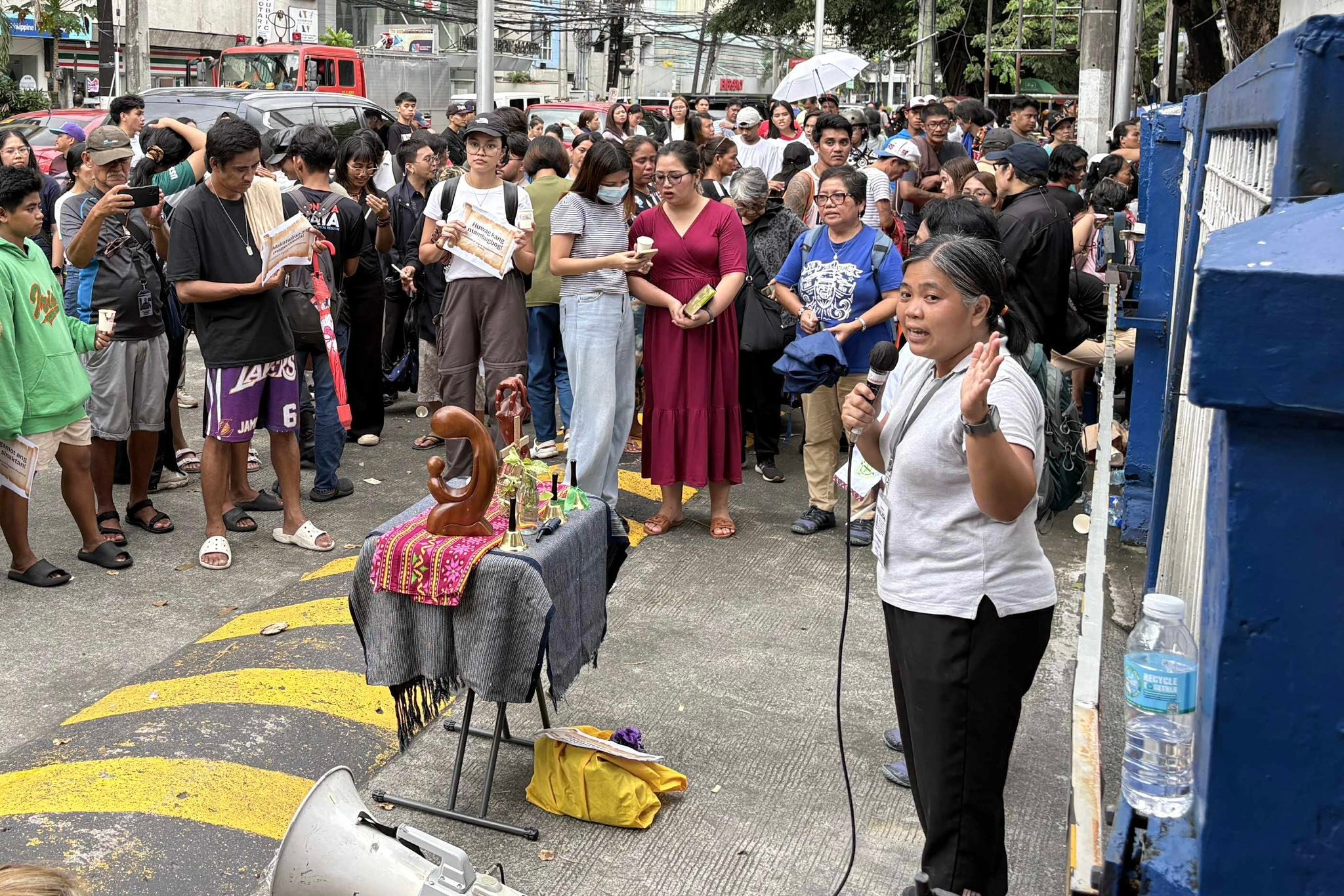 Pinoy - TINGNAN | Naghihintay pa rin sa labas ng Manila Police District ...