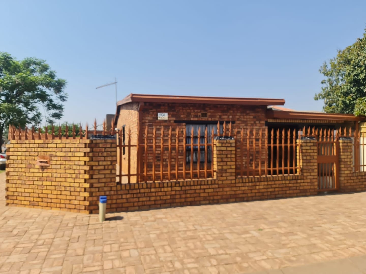 we sell and buy houses | am urgently looking for a house in Tembisa ...