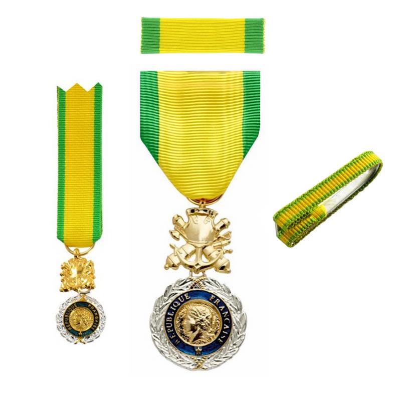 Médaille Militaire "Les Prévoyants De L'Avenir" - Travail Dévouement Humanité | Occasion