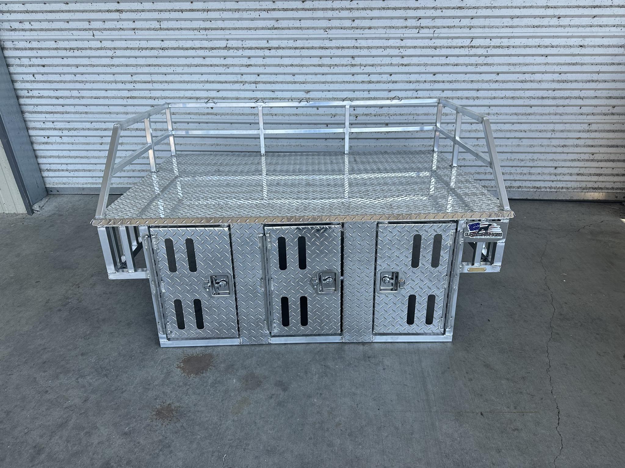 Old - Ranger 1500 dog box. 3 bay rail ride with flush latches and ...