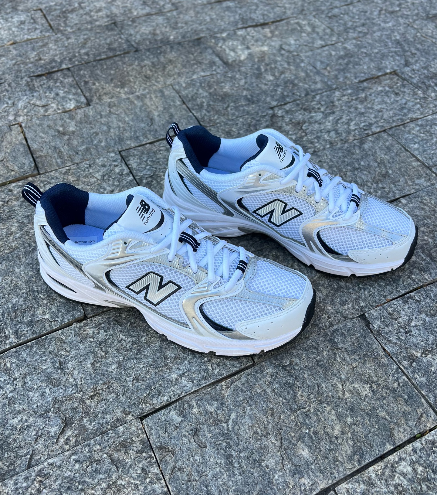 New Balance 530 “White Silver Navy” Inspirado nos clássicos tênis