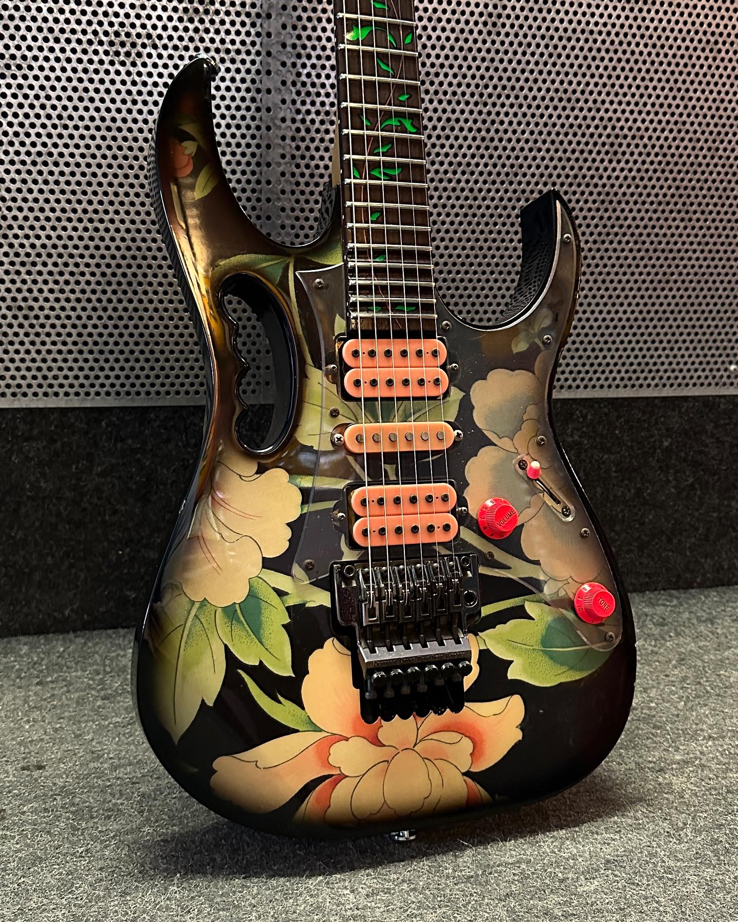 Steve Vai presents the Ibanez JEM 777 in 1987