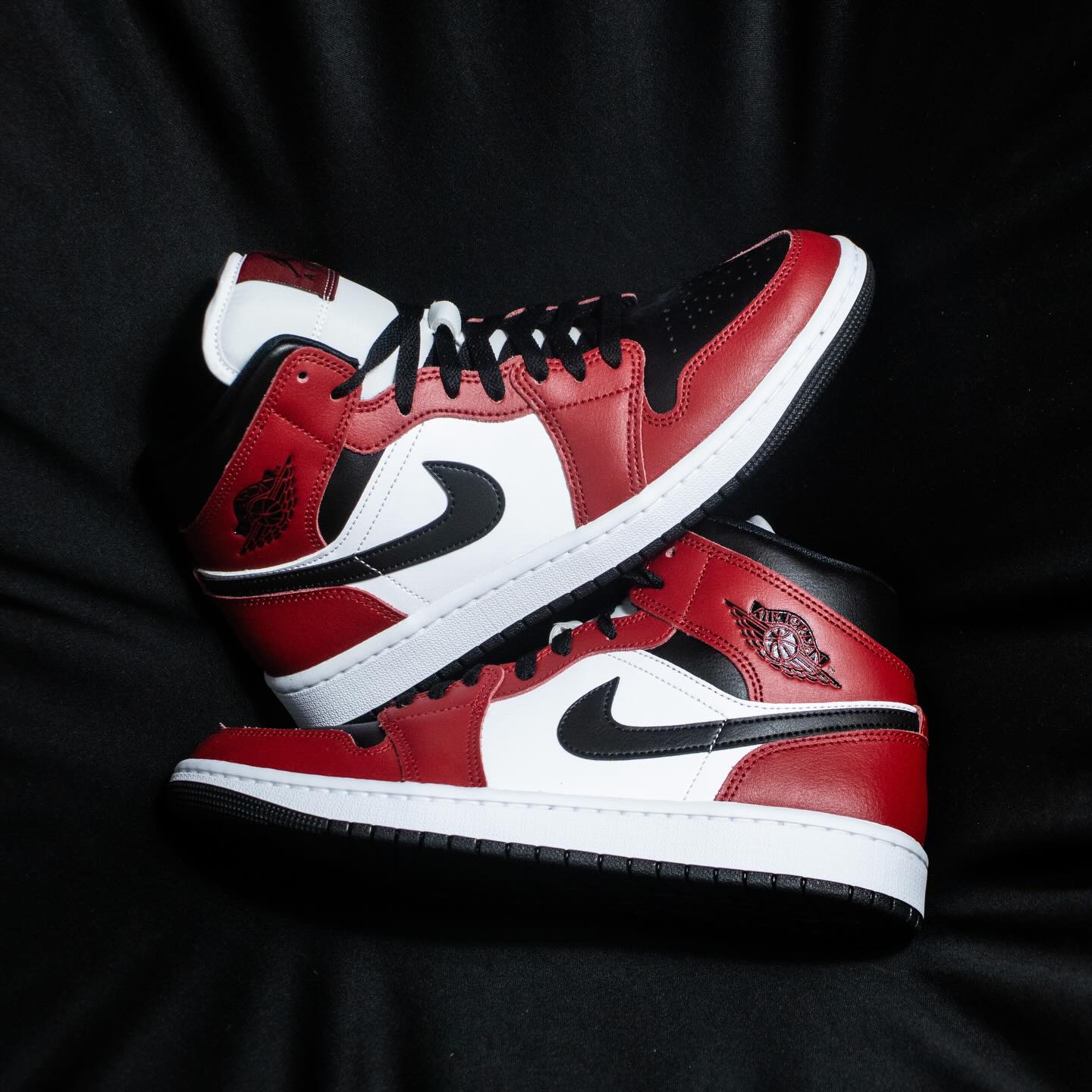 Air Jordan 1 Mid “Chicago Black Toe”: La herencia de un colorway