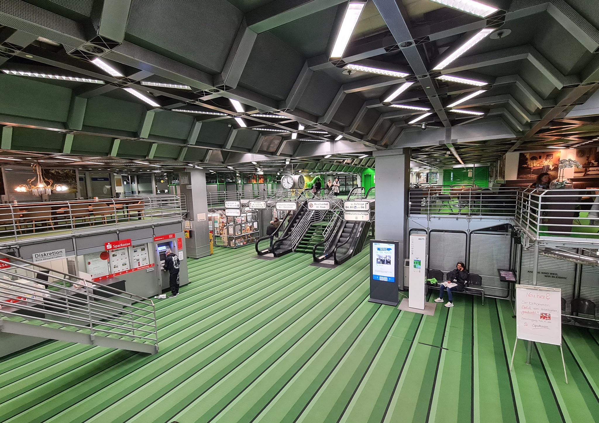 Aachens berühmtester Teppich 💚 Das Universitätsklinikum RWTH Aachen gilt als eines der markantesten Beispiele technischer Moderne und High-Tech-Architektur in Deutschland. Mit seiner klaren Stahlbeto