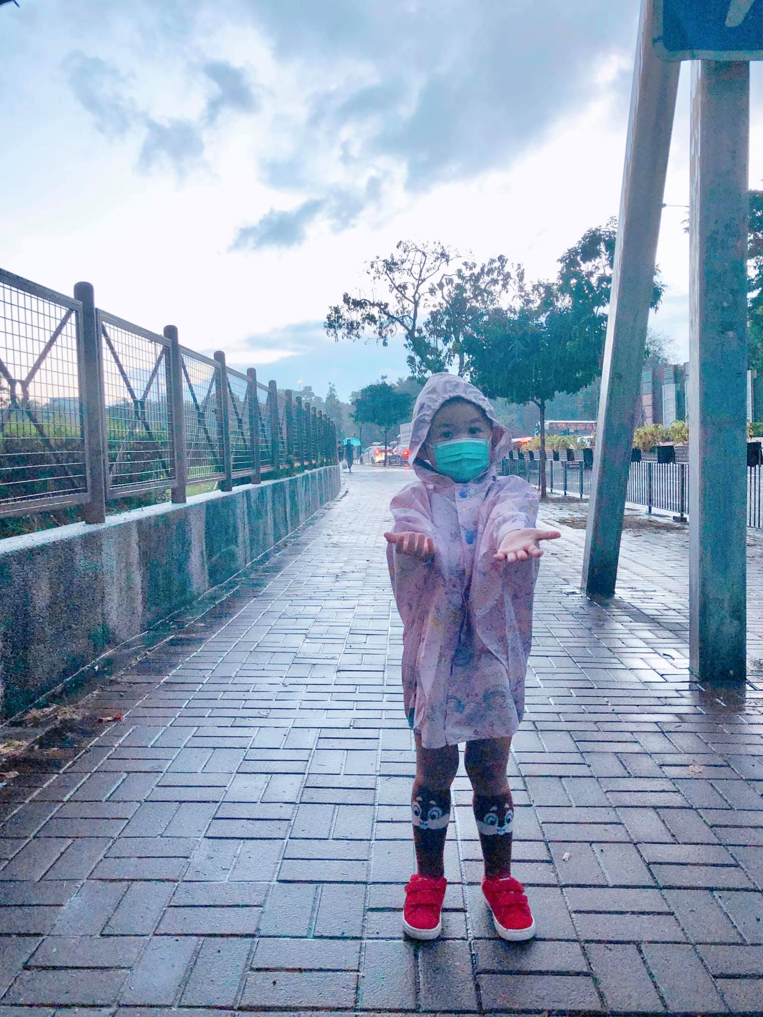 冬甩妹妹 - 一齊淋雨啦🌧 #好好玩 #淋雨 #rainyday #前面落雨後面出太陽 #☺️ . . . .... | Facebook