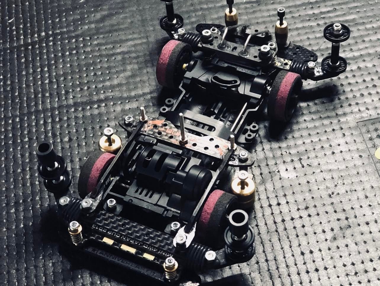 This Mini 4WD race kit depicts the Eleglitter which is paired with