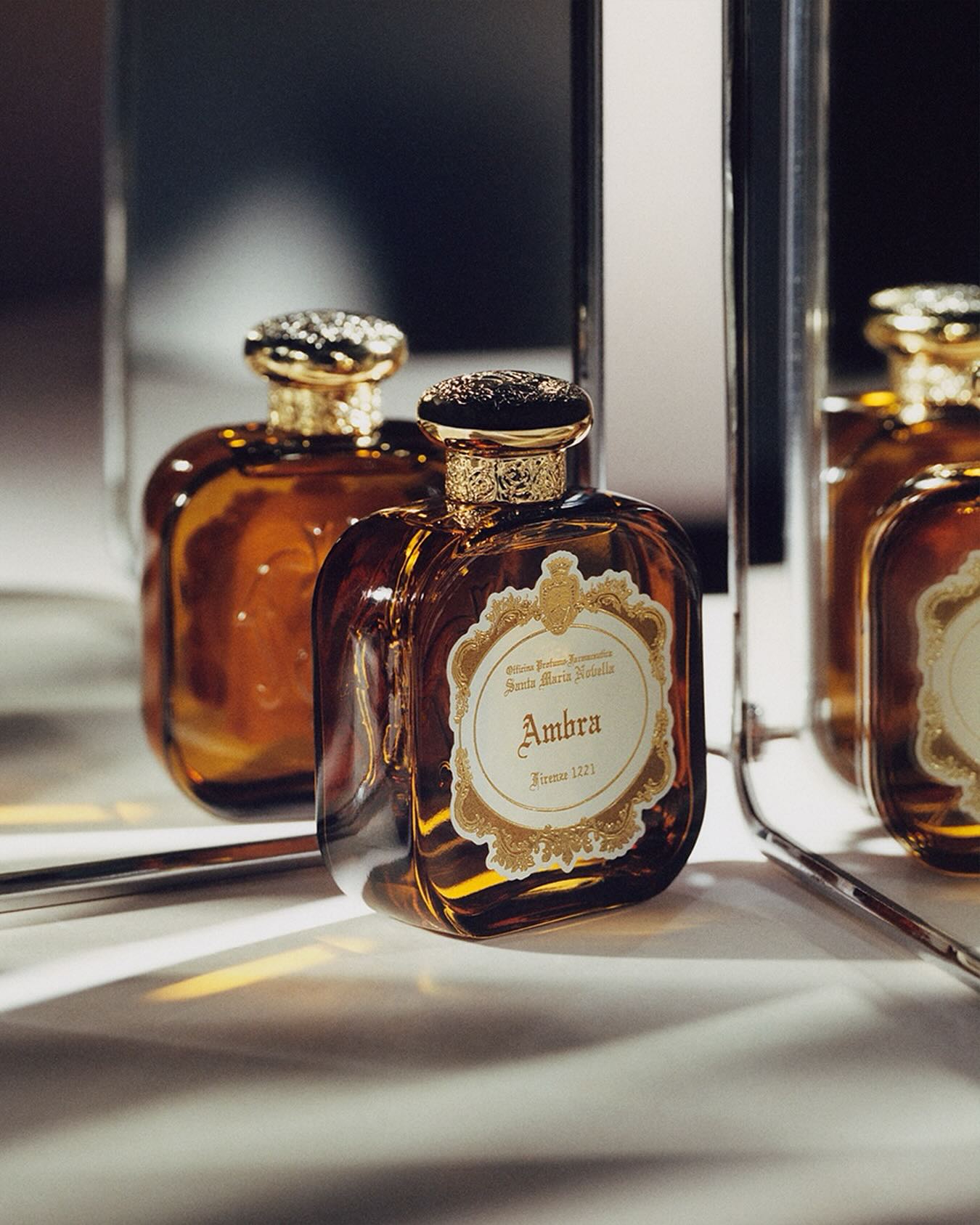 Ambra Eau de Parfum blends the brightness of citrus with the 