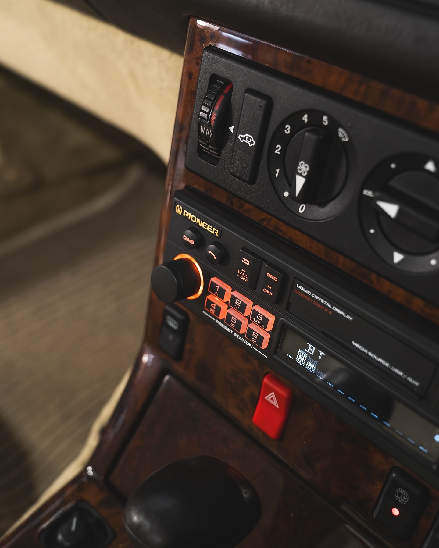 Pioneer SXT-C10PS Autoradio 1-DIN: design retrò con tecnologia moderna, Bluetooth®, DAB+, USB, AUX, illuminazione RGB, equalizzatore a 13 bande, app Pioneer Smart Sync Pioneer SXT-C10PS Autoradio 1-DIN: design retrò con tecnologia moderna, Bluetooth®, DAB+, USB, AUX, illuminazione RGB, equalizzatore a 13 bande, app Pioneer Smart Sync