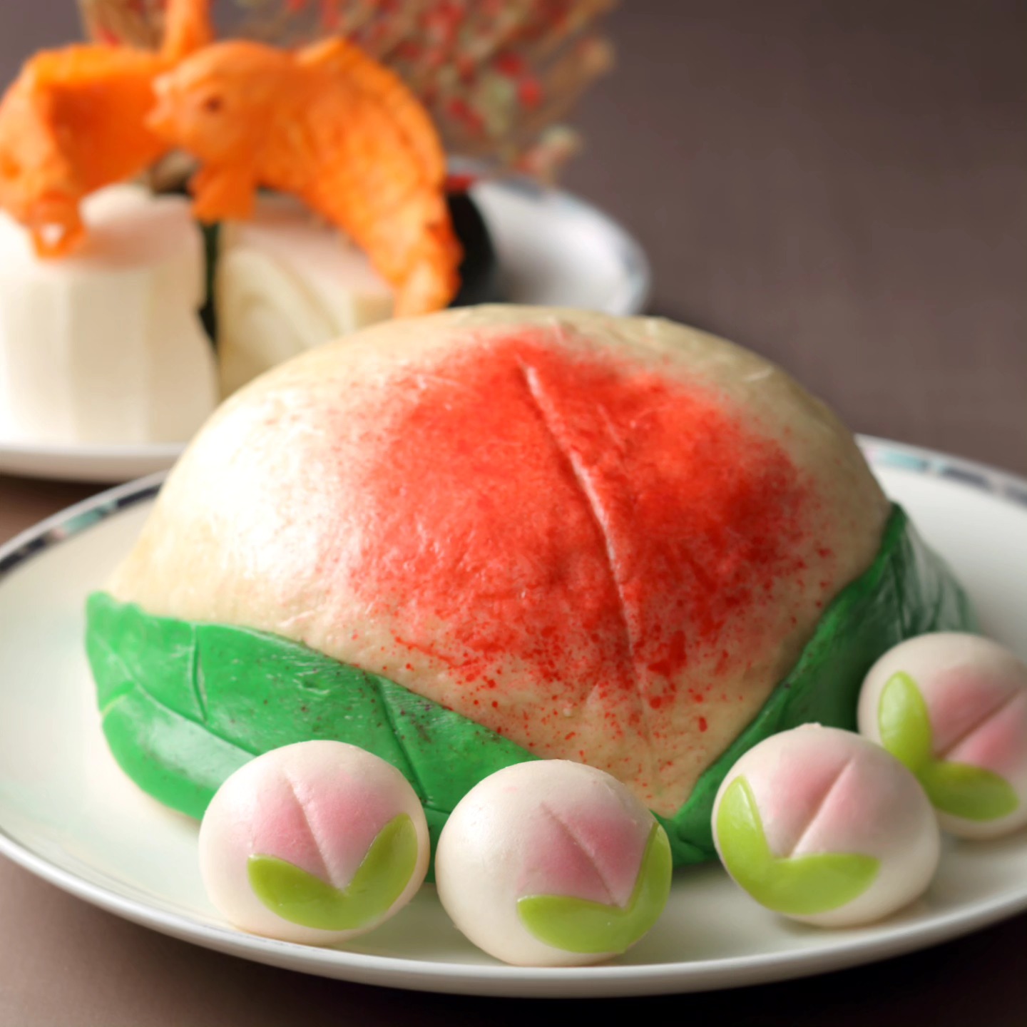お祝いに特大桃まんじゅう！ 大きな桃まんじゅうを切ると中から小さな 