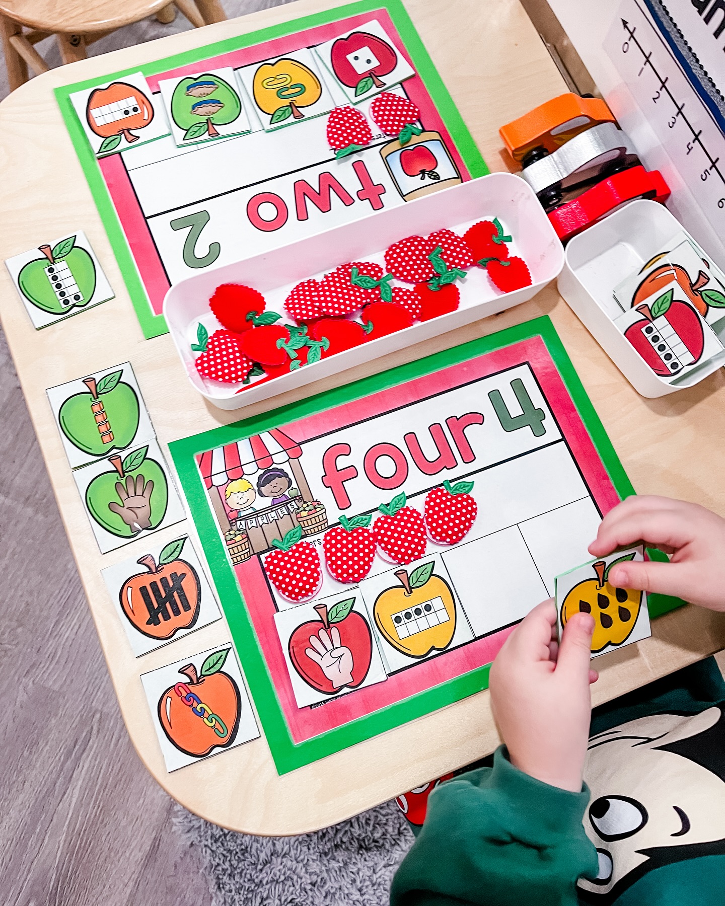 🍎🎃 Apple and pumpkin counting... - Play to Learn Preschool | Facebook