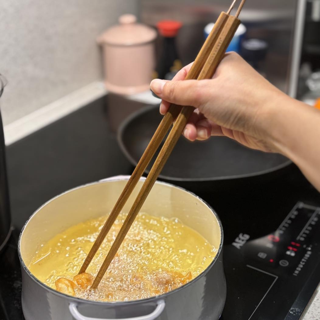 廚具工房 - 超讚的料理專用長筷子，泰國手製Chabatree 長筷子無論厚度還是長度都非常適合烹飪/處理食材，炸嘢防油彈即刻輕鬆晒！ 頂層 ...