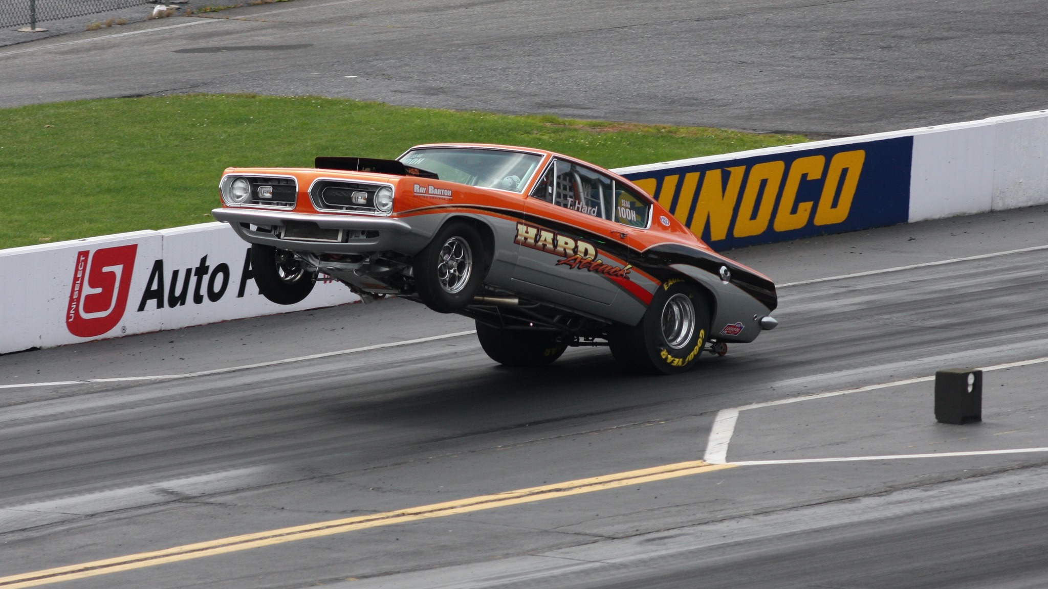 Hemi - Tyler Hard shutting off the sixty foot timers with the rear ...
