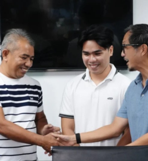 Daily - PROUD FATHER, NEW ENGINEER The viral jeepney driver who offered ...